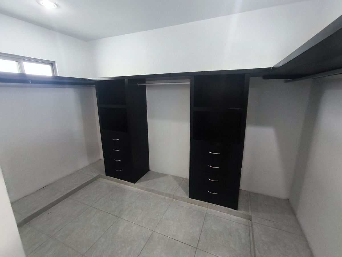 17 of 19: Closet vestidor