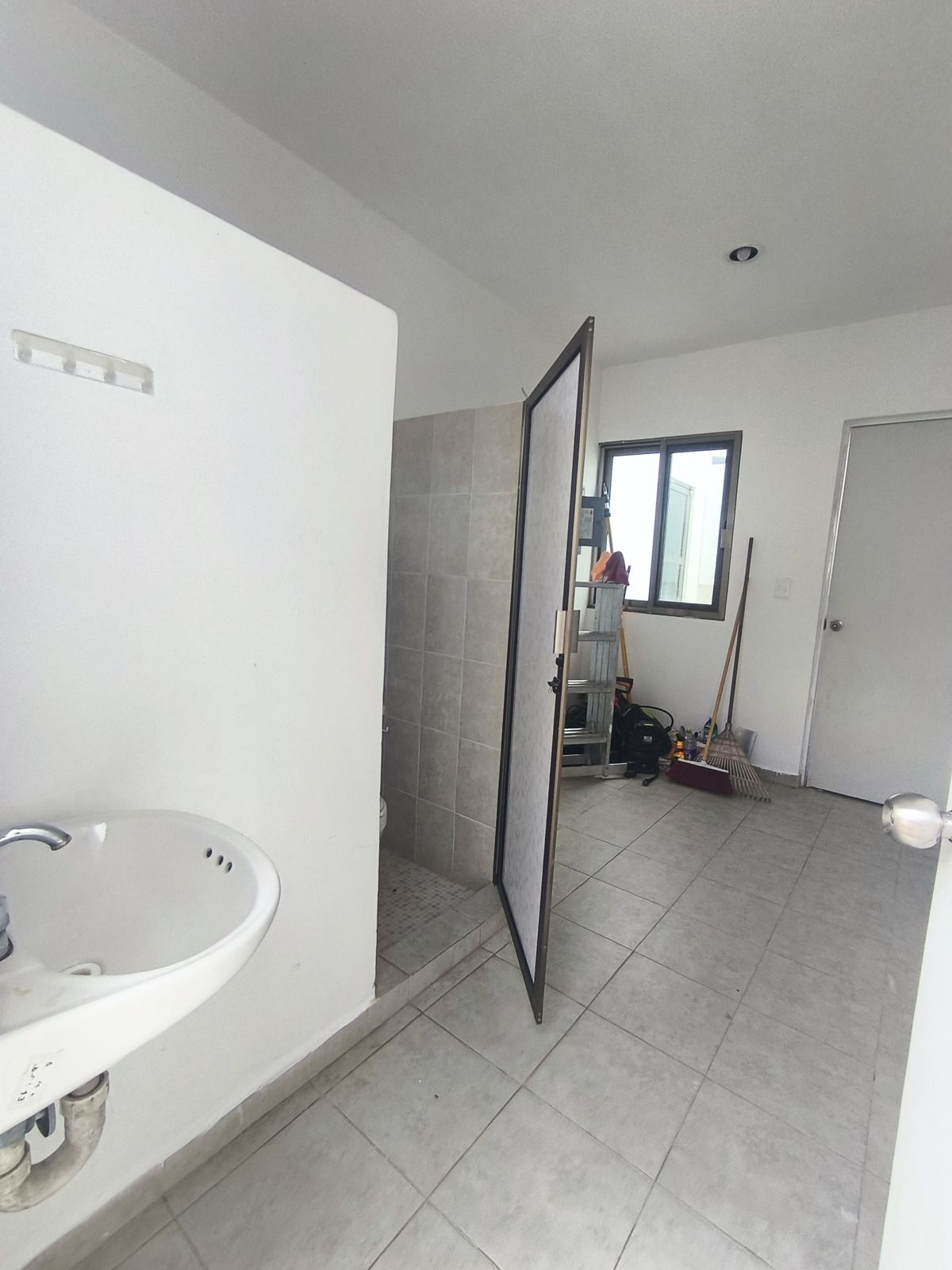 19 of 19: Área de lavado techada con baño completo