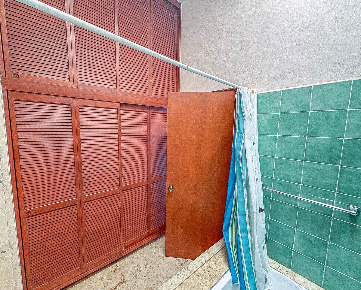 27 de 47: Baño de tina con Closet