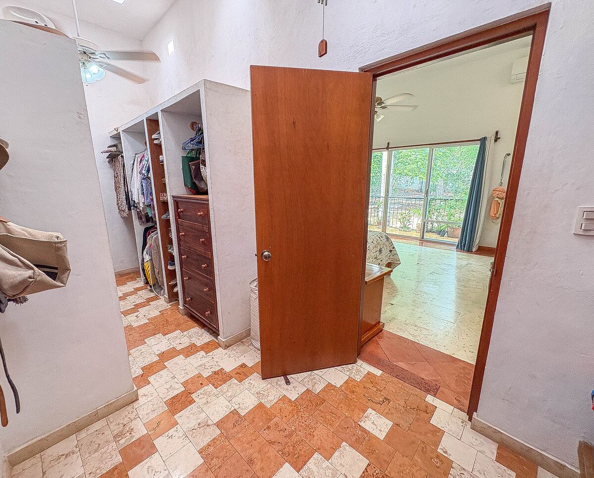 35 de 47: Closet Vestidor