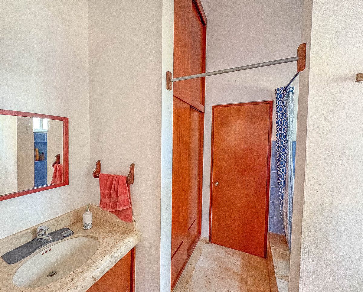 36 de 47: baño con closet