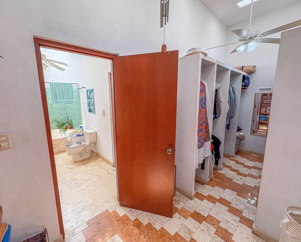 40 de 47: Baño con Closet Vestidor
