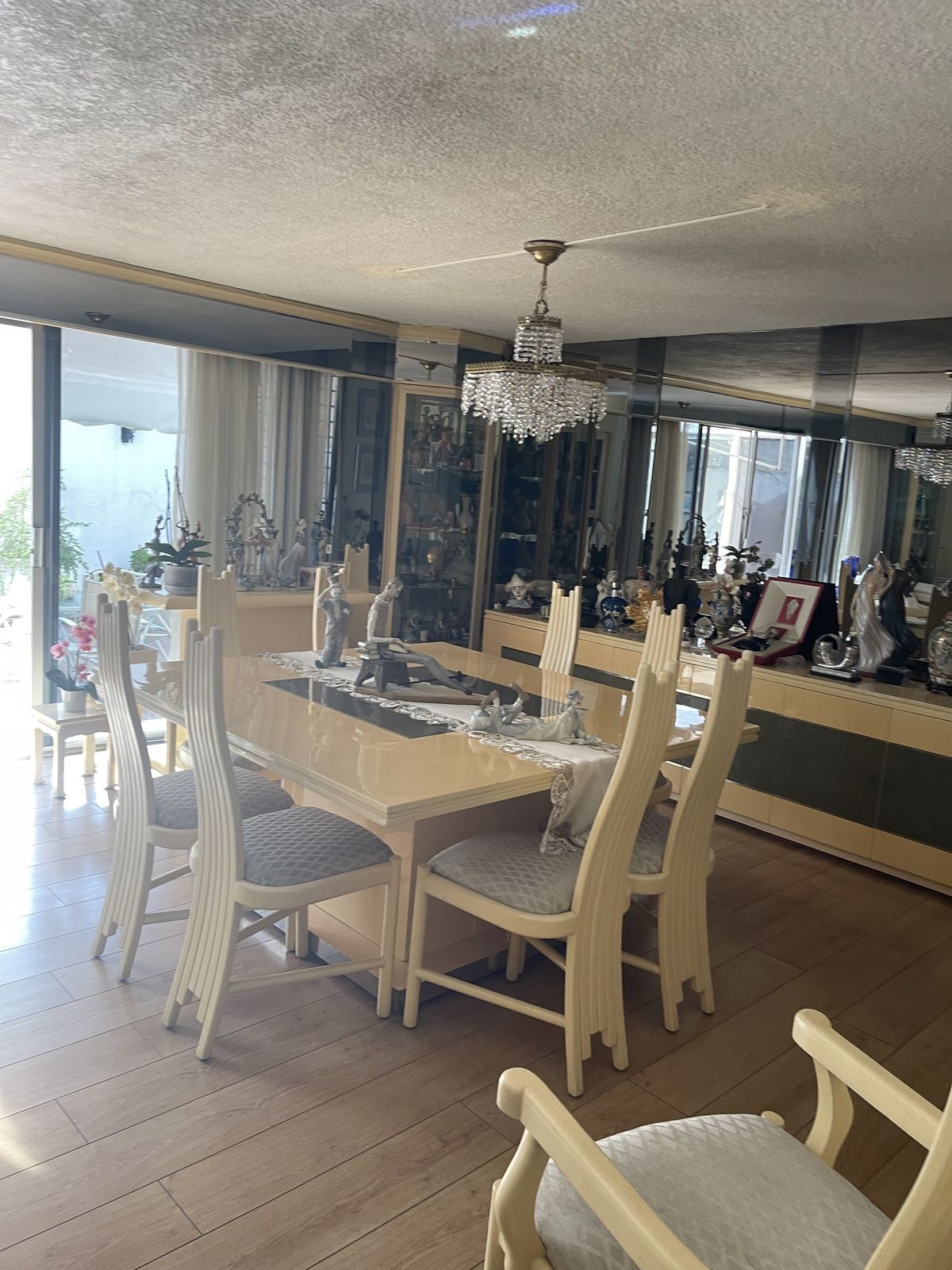 1 of 23: Comedor