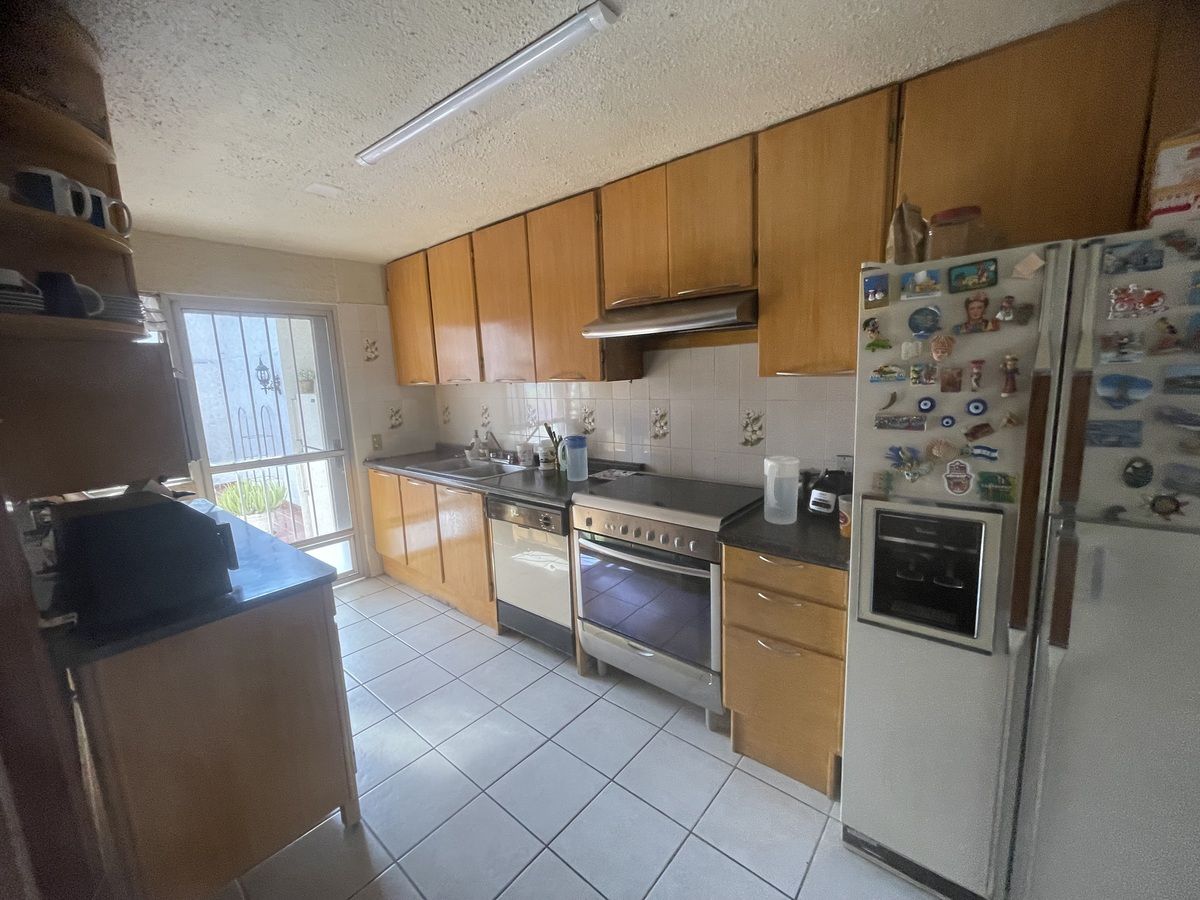 7 of 23: Cocina integral con salida a la terraza