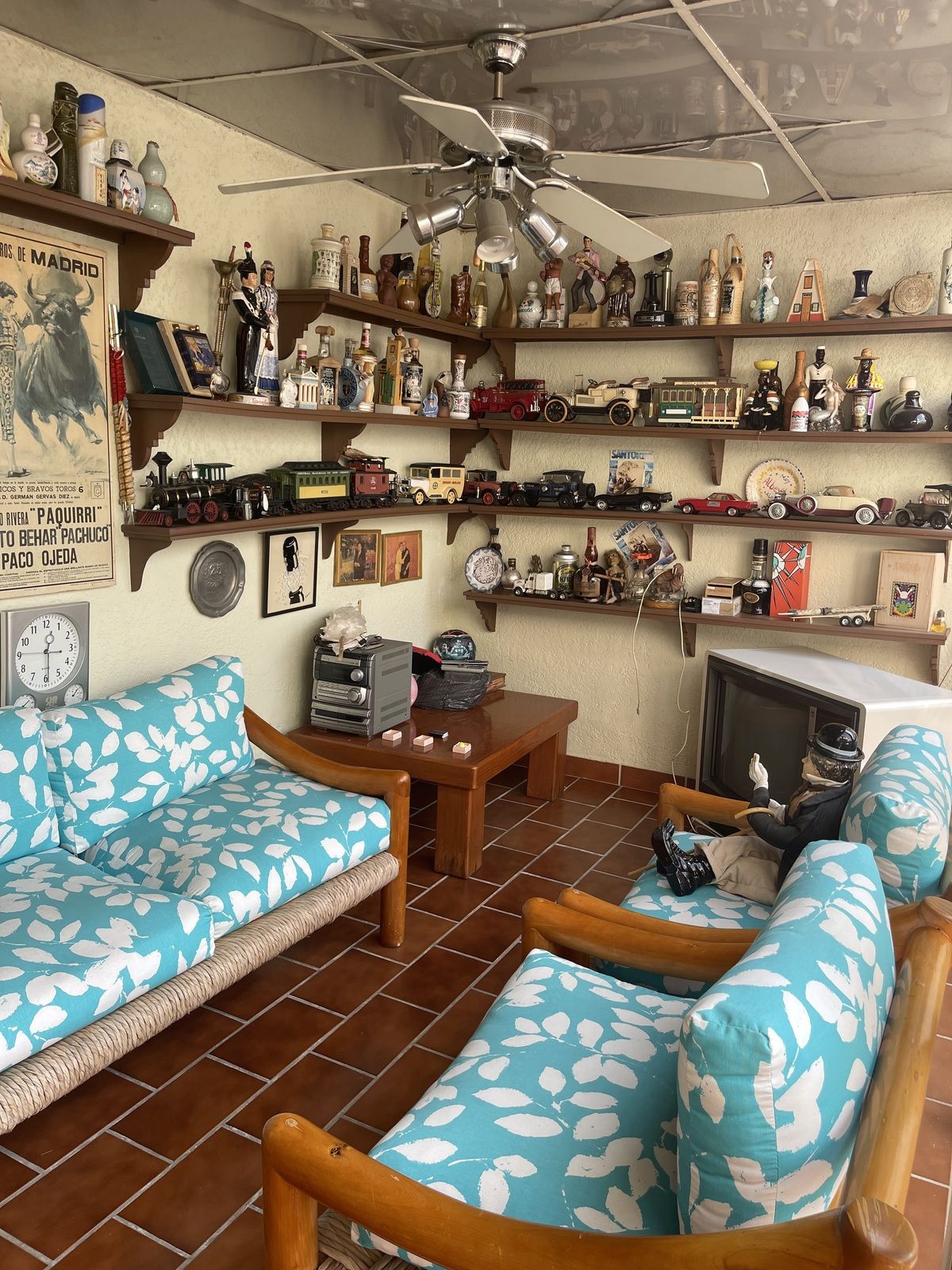 9 of 23: Salón de juegos con bar en terraza