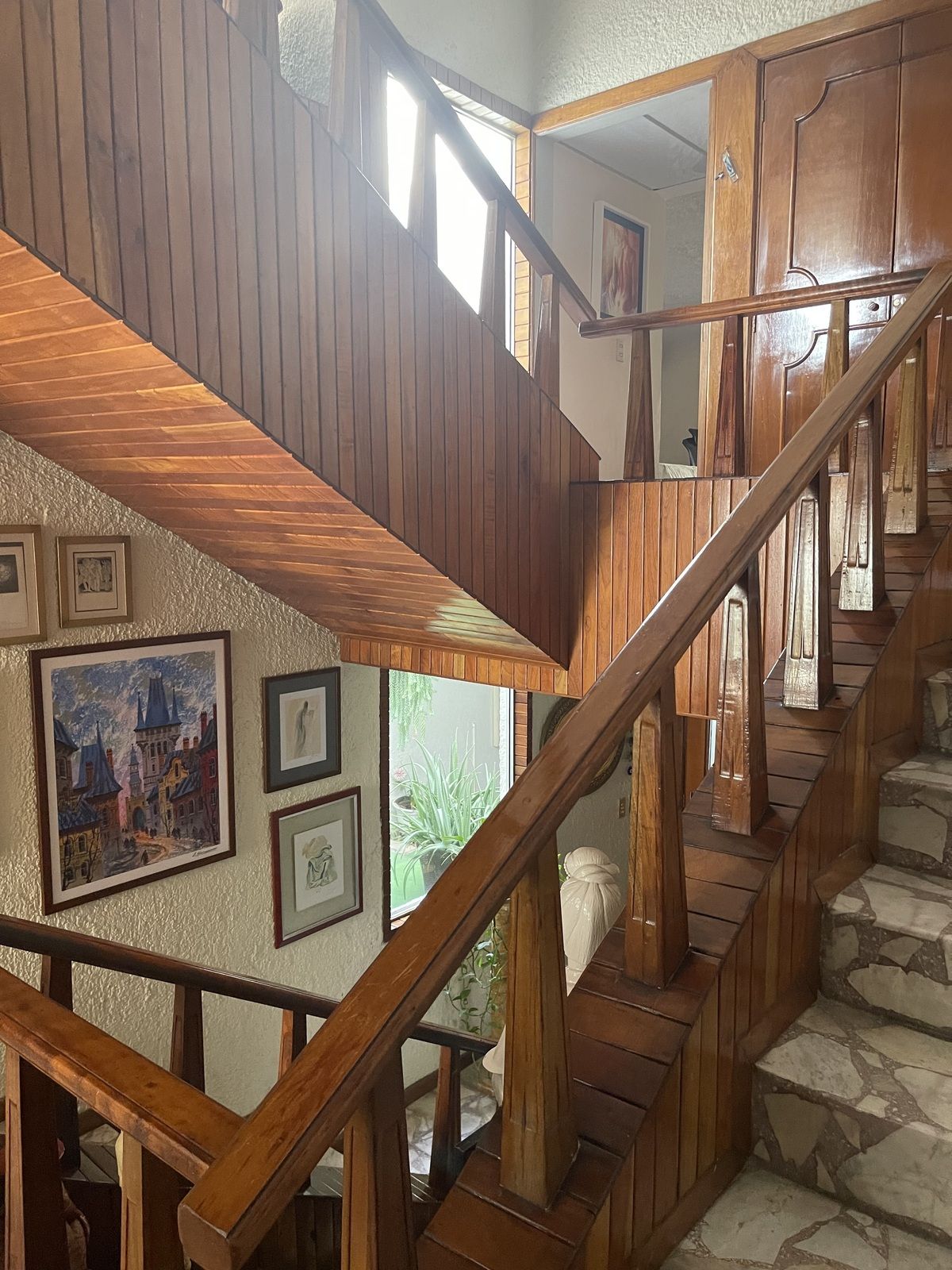 11 of 23: Amplias escaleras