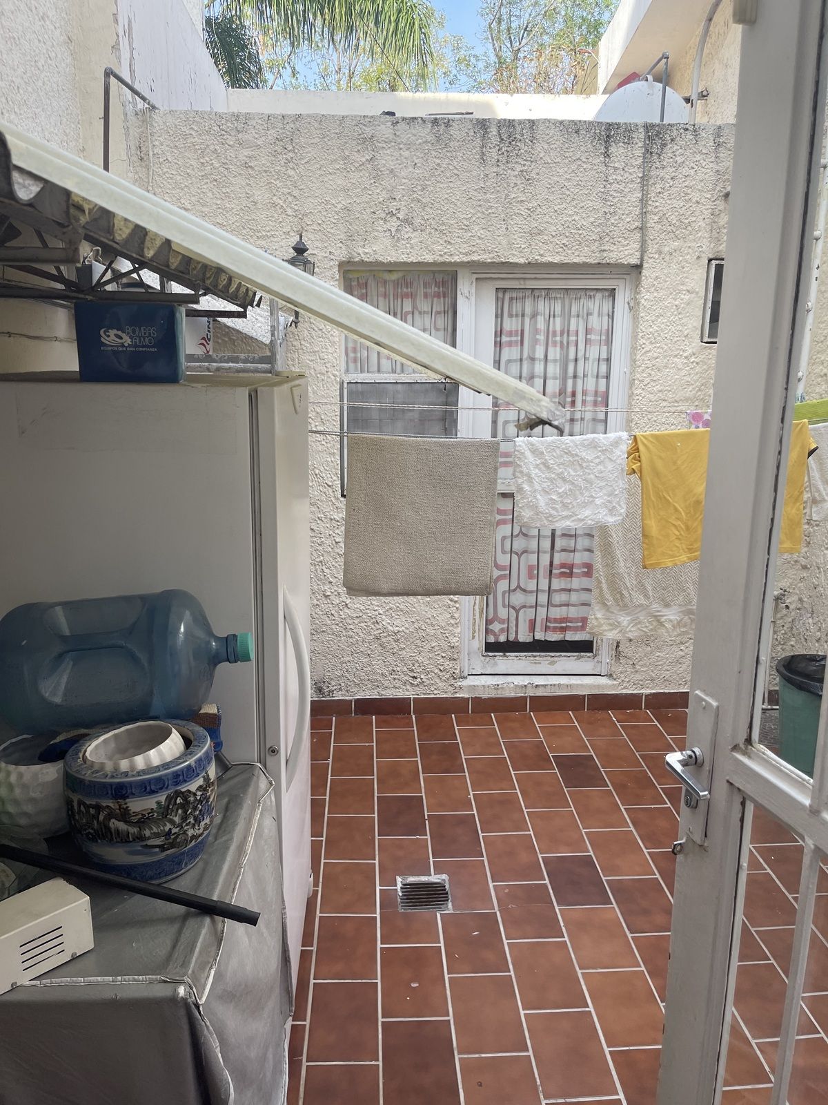 14 of 23: Patio y cuarto de servicio con baño completo