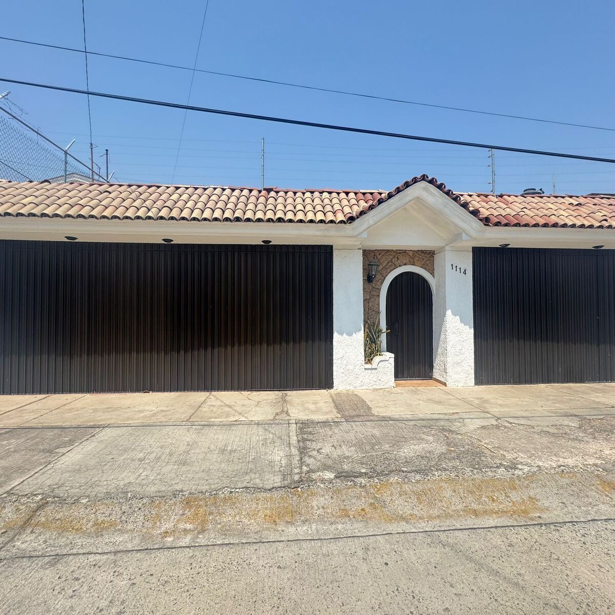 1 of 10: Fachada