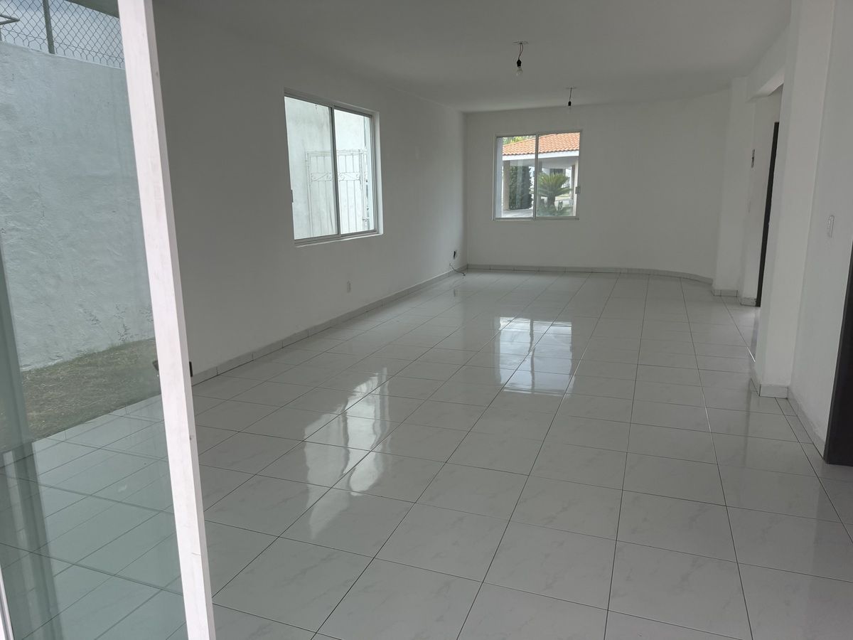 8 of 14: Sala comedor