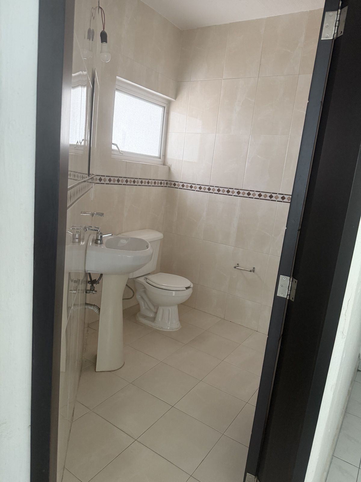 9 of 14: Medio baño