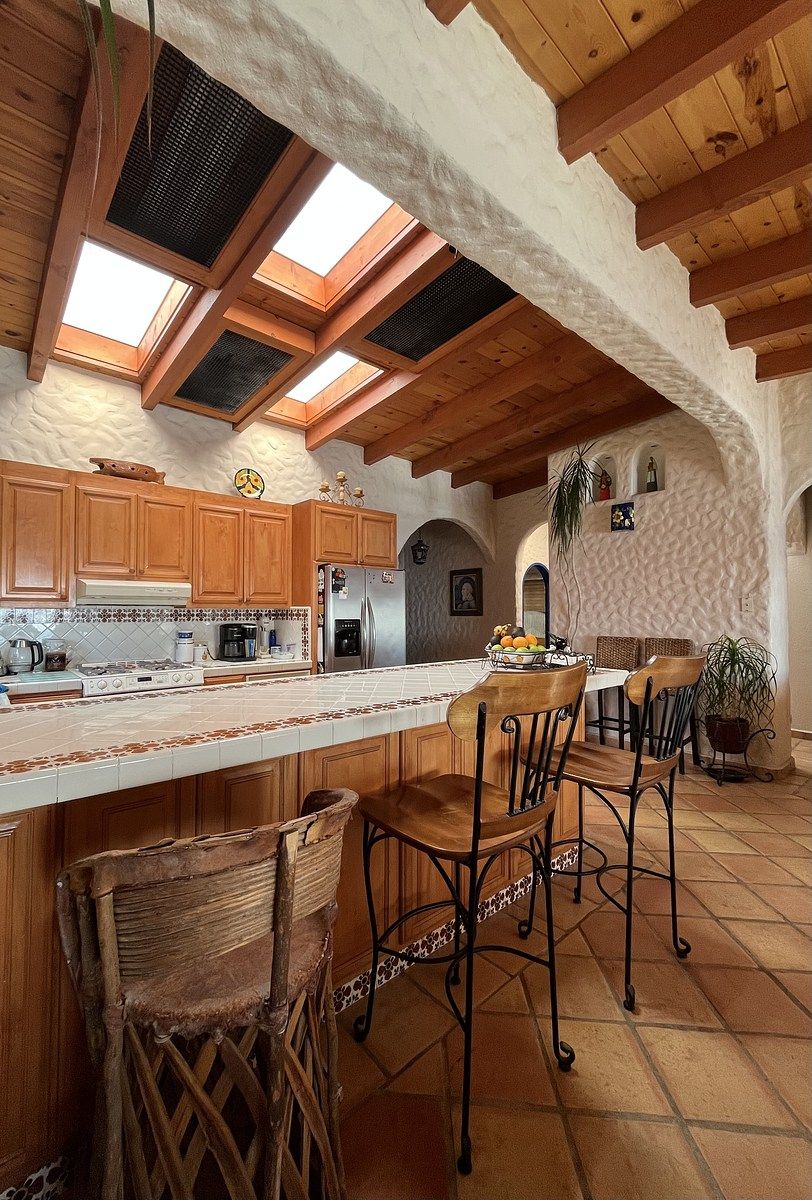 4 of 27: Cocina con Tragaluz y Barra