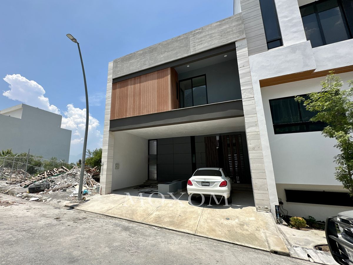 1 of 34: Fachada