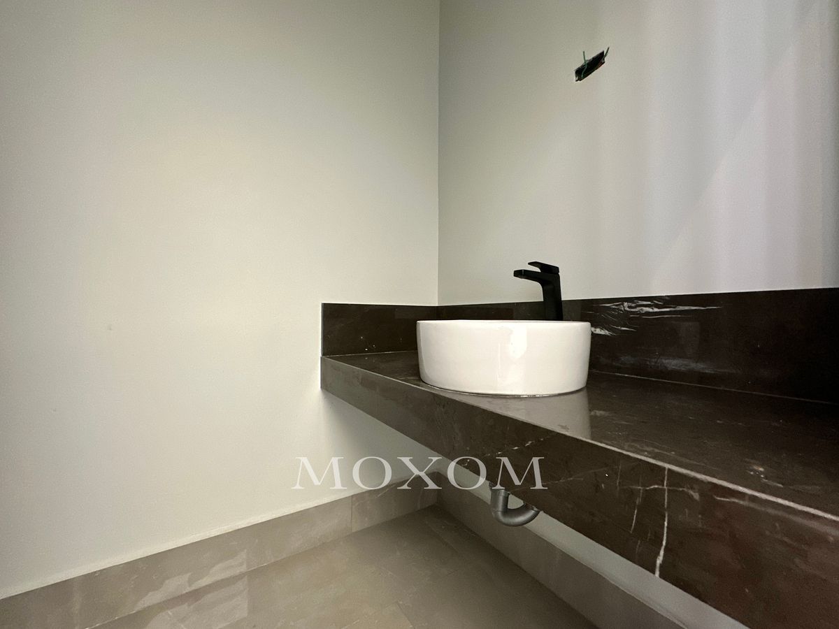4 of 34: Baño de visitas
