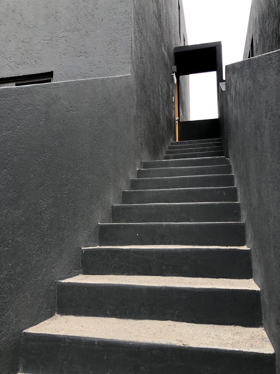 2 of 19: Escalera hacia el departamento