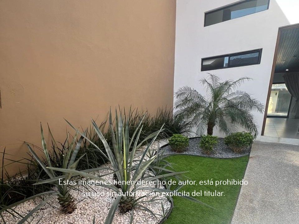 3 of 19: Casa en Venta en Amorada Residencial con Alberca