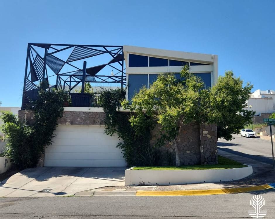 1 of 10: Residencia en esquina, frente a parque