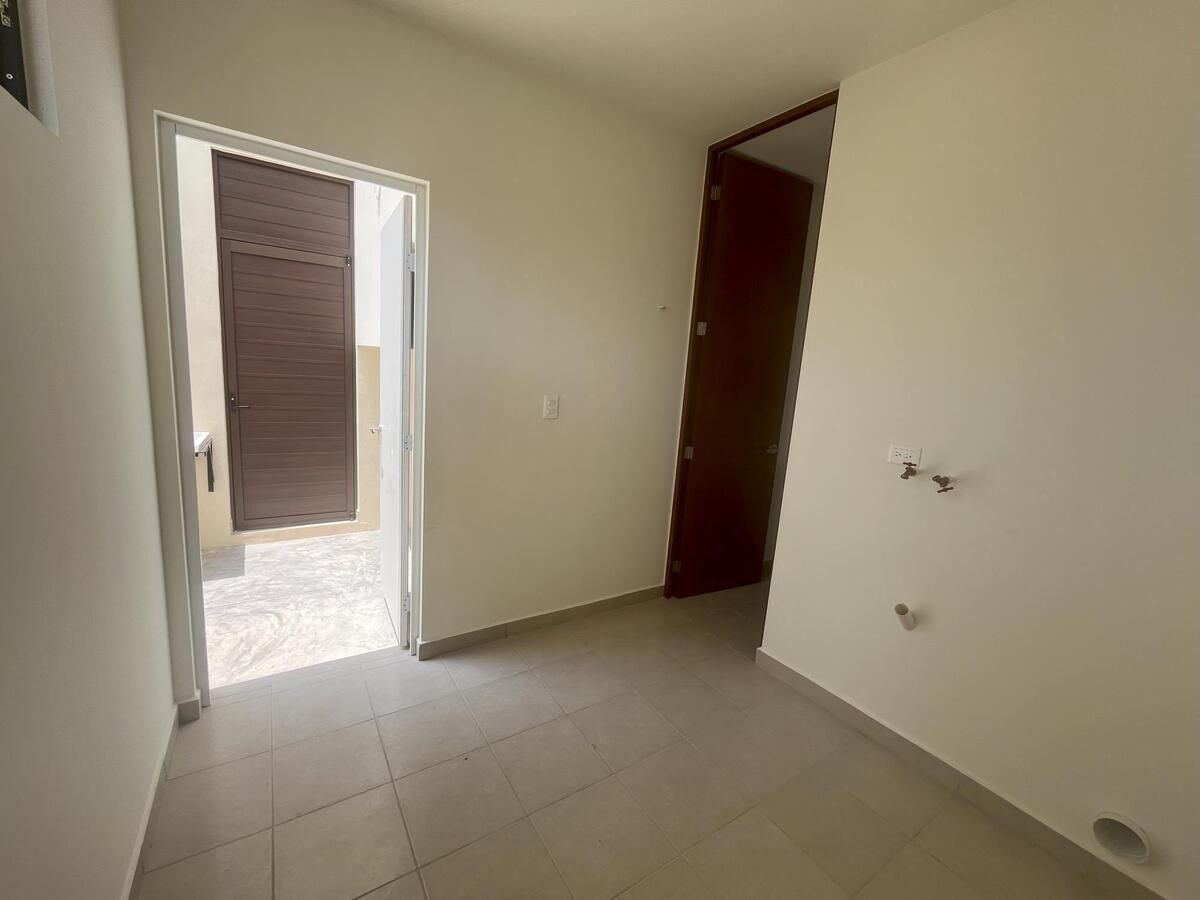 14 de 17: Cuarto de Servicio con Baño