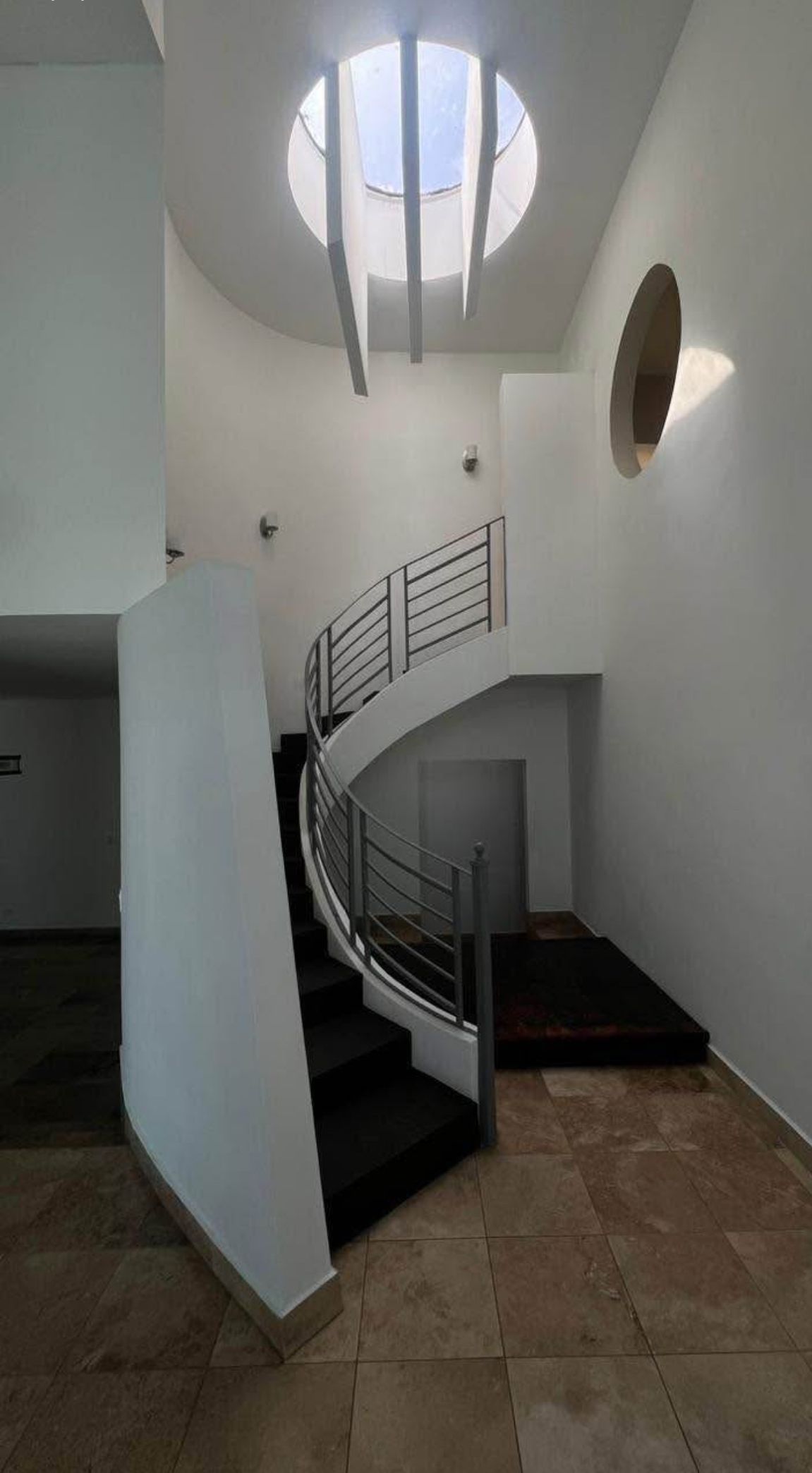 3 of 30: Escaleras al entrar para subir a recamaras