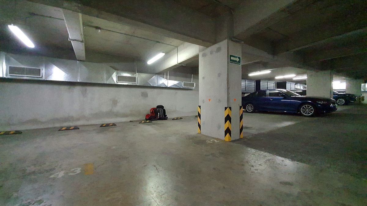 14 de 18: Estacionamiento independiente cada cajón
