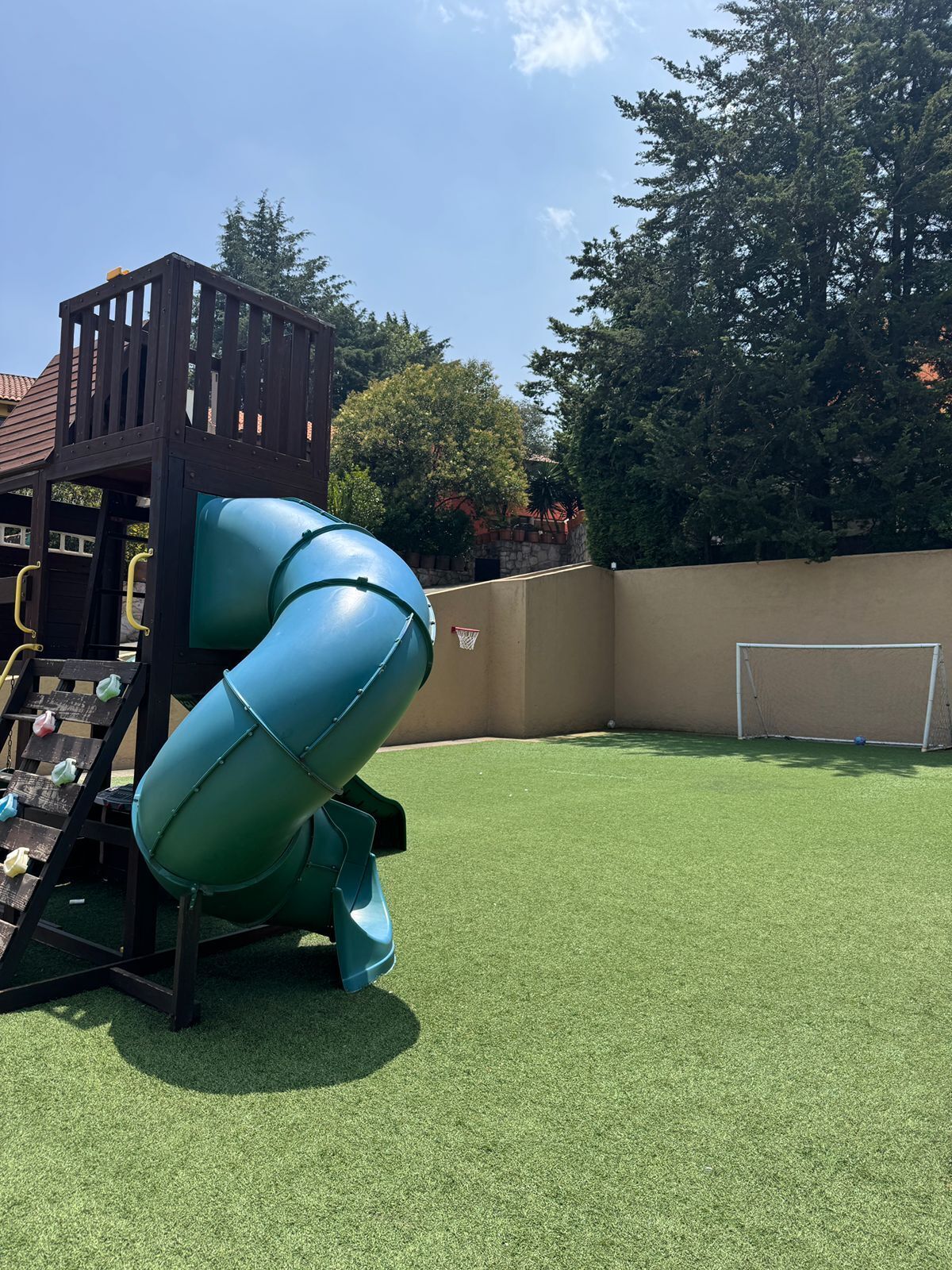 19 de 20: Juegos infantiles y cancha de foot ball