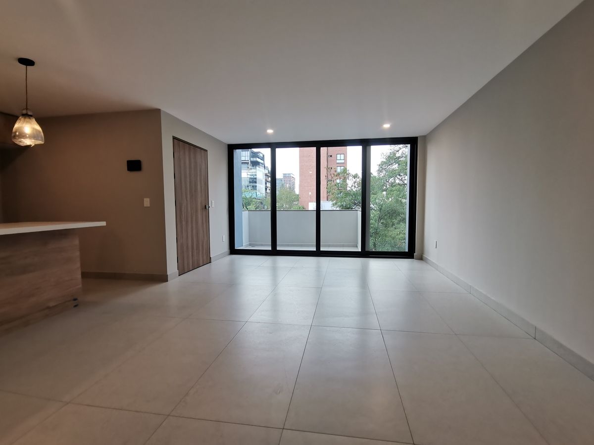4 de 25: Sala comedor con ventanal a balcón