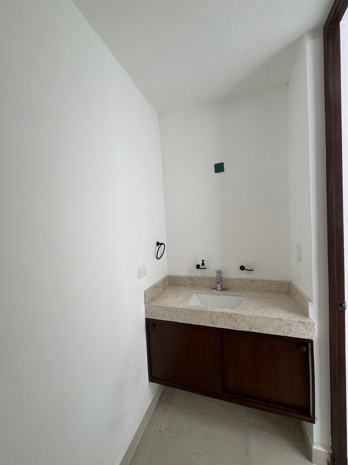 4 de 13: Medio baño de visitas