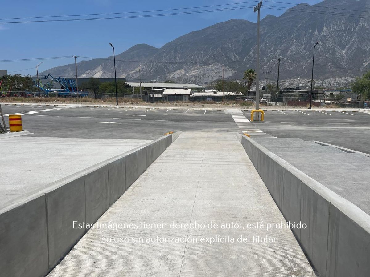 4 de 11: Nave Industrial en Renta en Santa Catarina