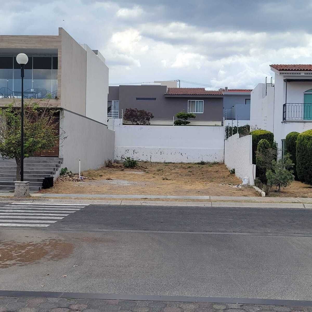 1 of 4: Frente de terreno de 10 metros