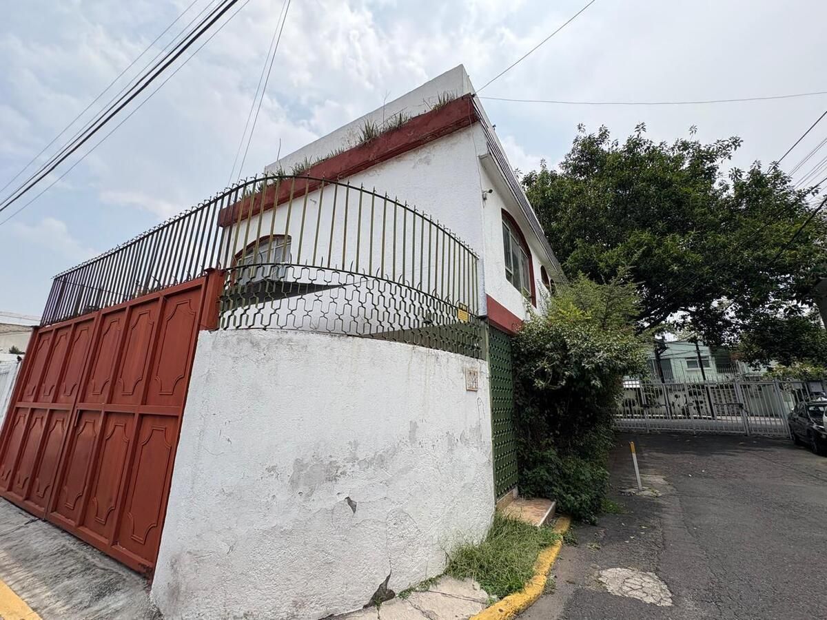 2 de 25: Fachada Principal