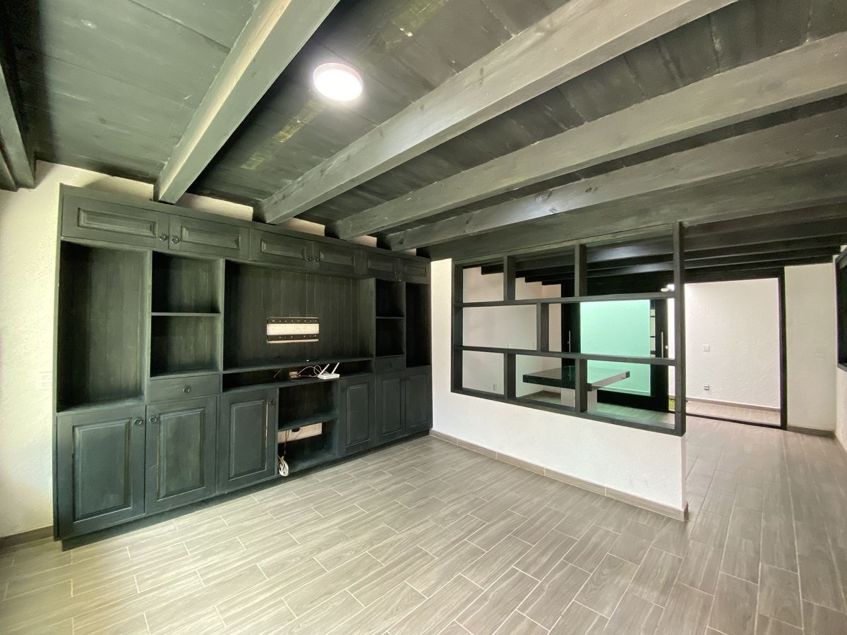 4 of 23: Sala