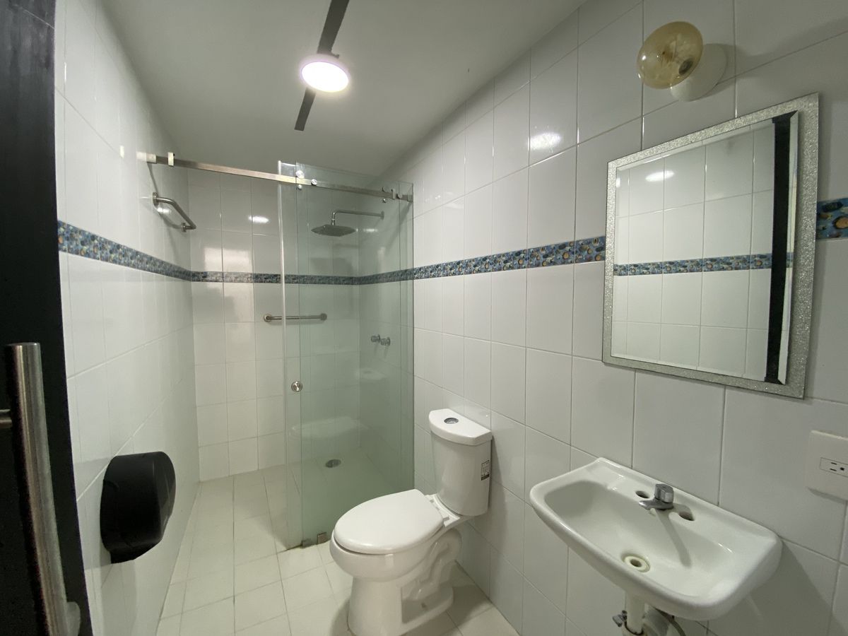 13 de 23: Baño completo