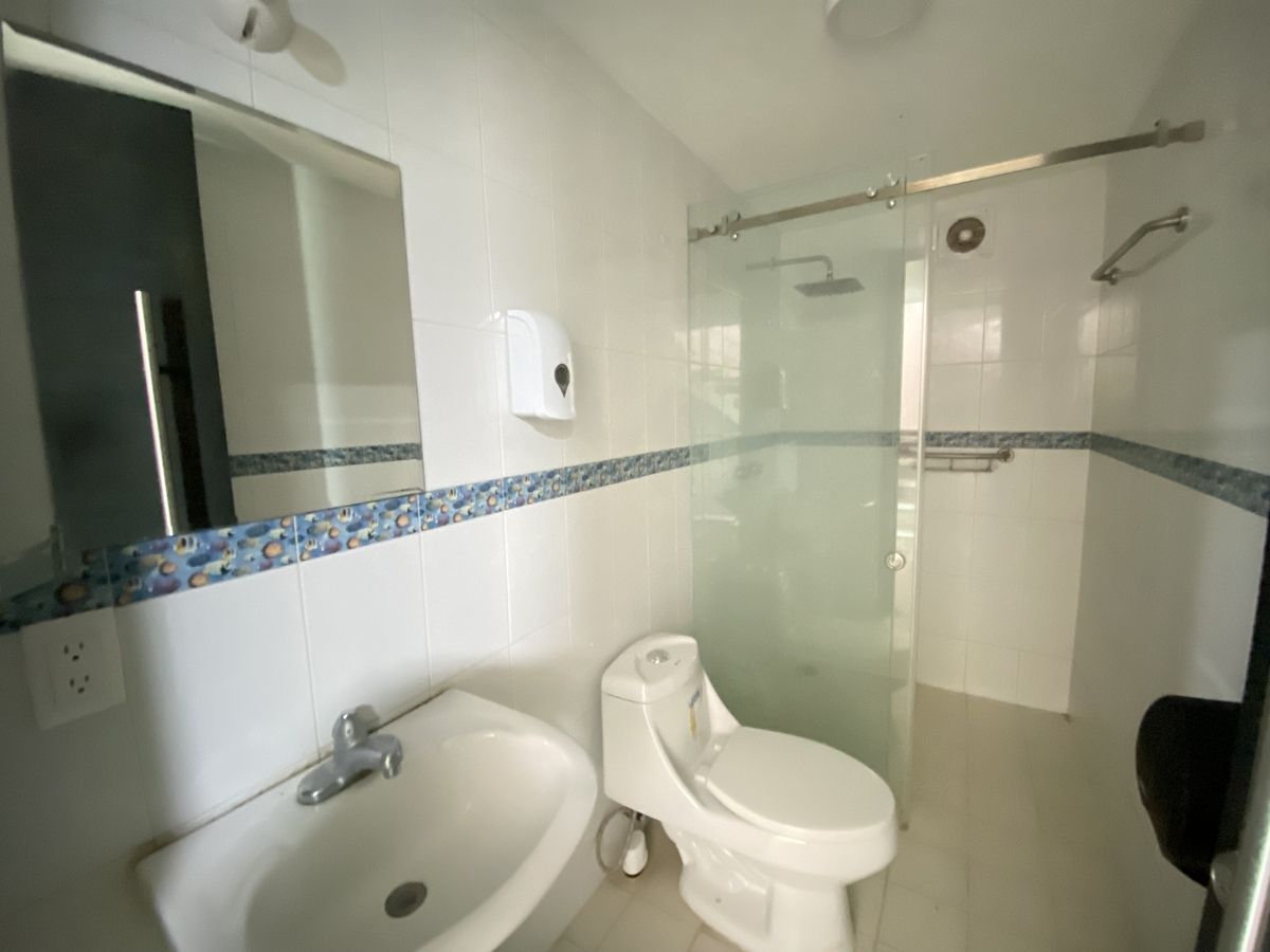 19 de 23: Baño completo