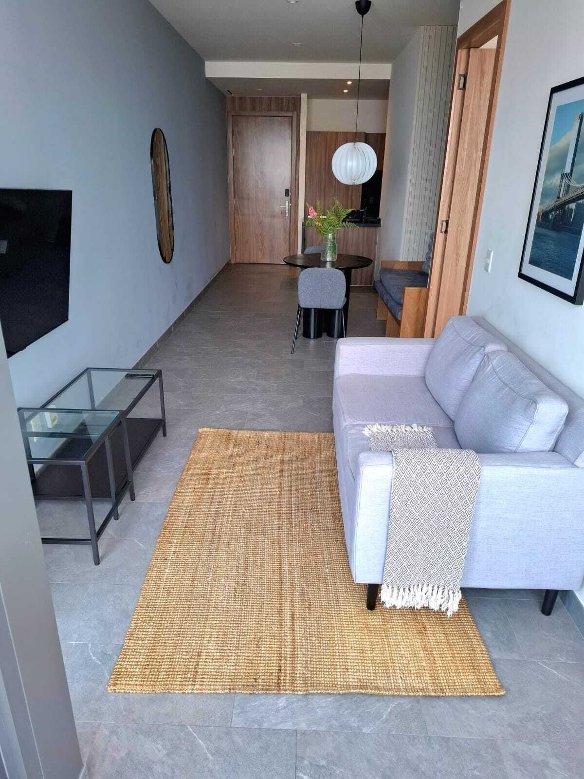 2 de 28: Vista desde el balcón hacia sala, comedor,  cocina y entrada
