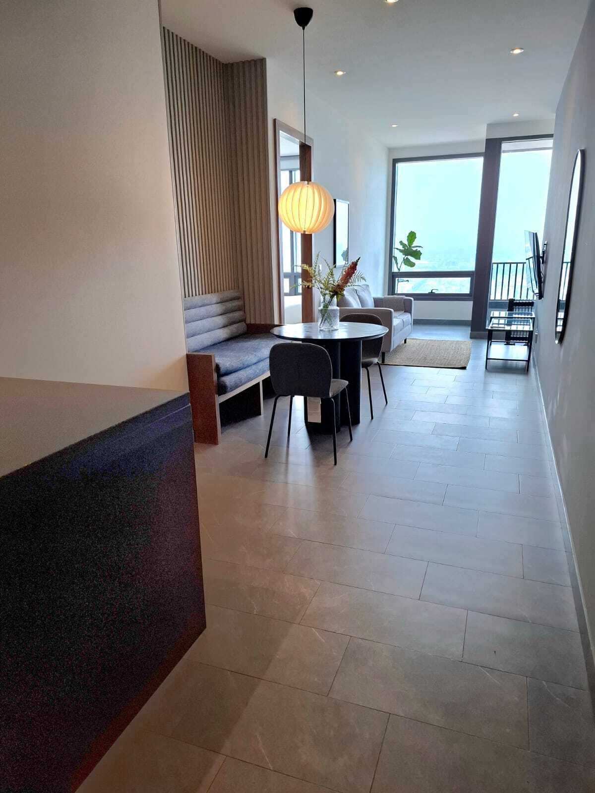 3 de 28: Vista dela entrada hacia cocina, comedor, sala y balcón
