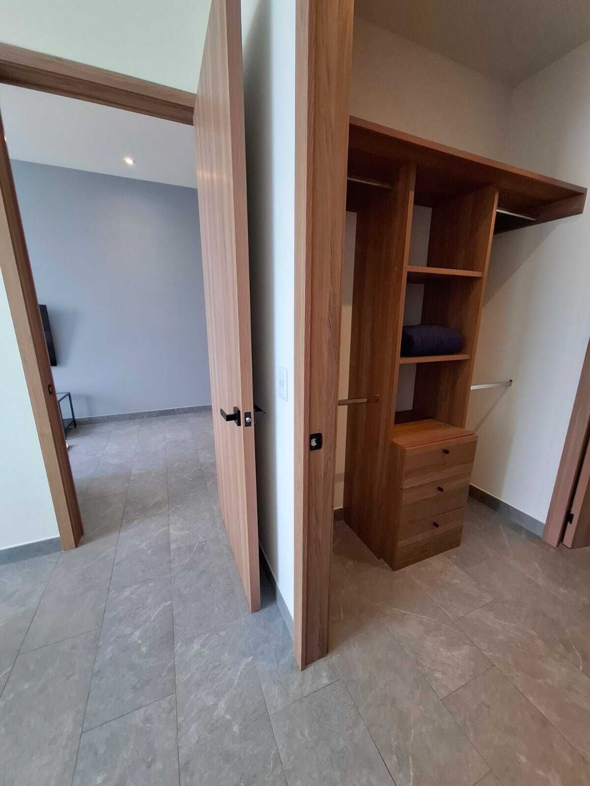 13 de 28: Entrada al vestidor