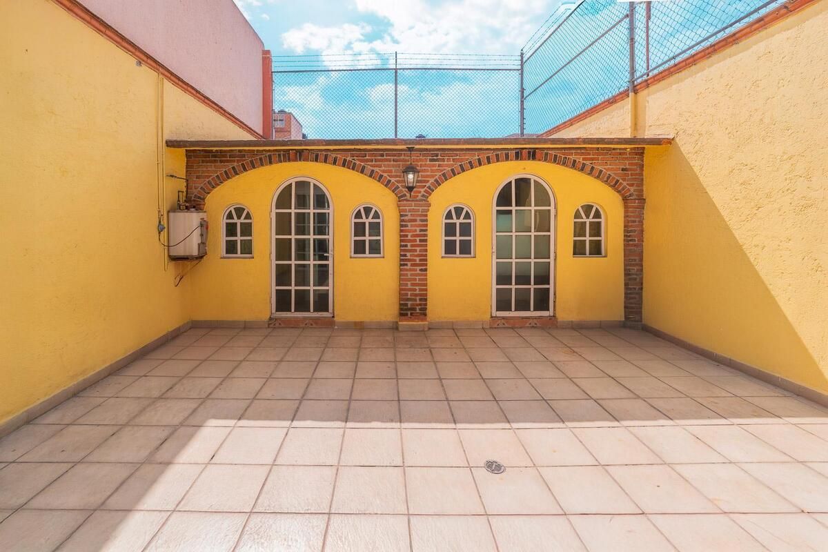 Oportunidad Única: Propiedad Versátil en Vallejo con Bodega de Lujo y Casa Colonial