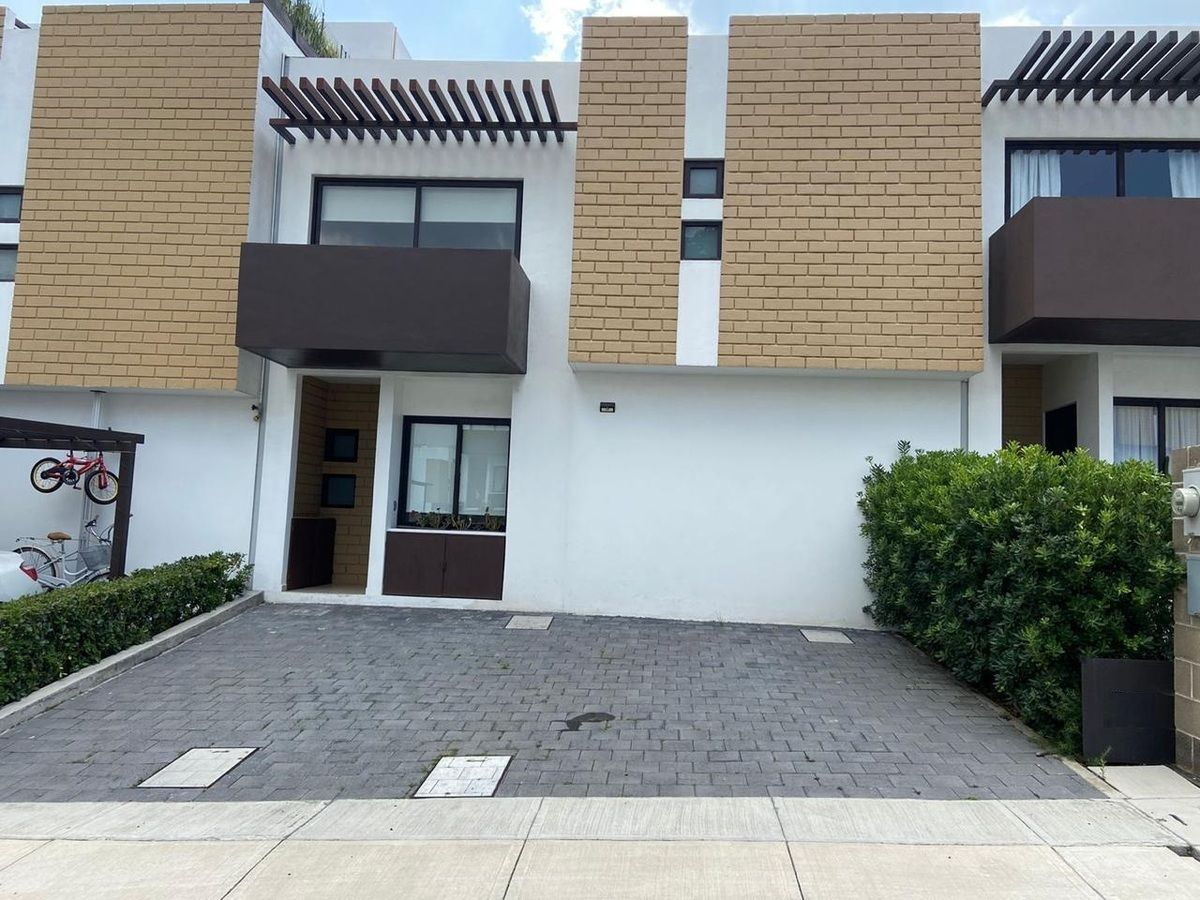 1 de 25: Fachada principal