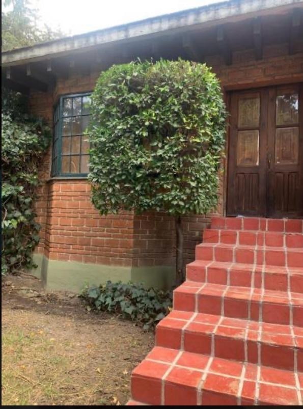 3 de 23: Entrada principal con pequeño jardín frontal