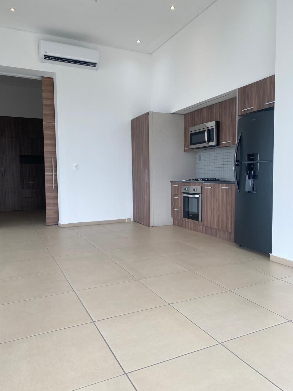 1 de 9: Estancia con cocina abierta
