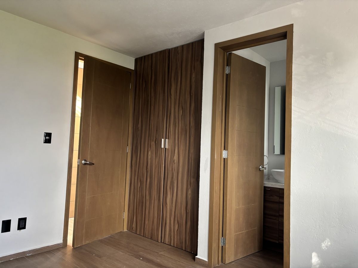 10 of 20: Recamara secundaria-Closet