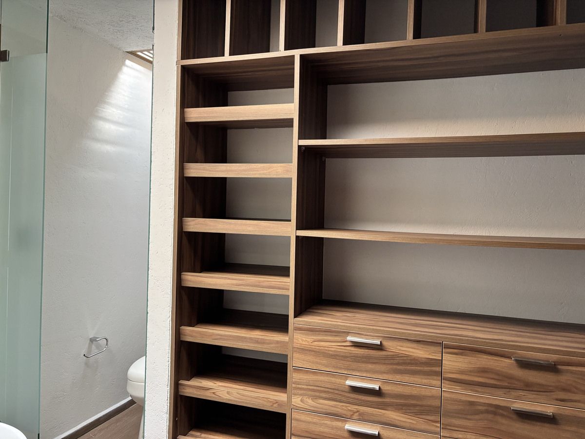 14 of 20: Recamara principal-vestidor