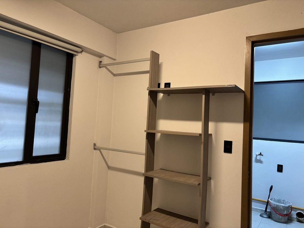 18 of 20: Cuarto de servicio, área de lavado.