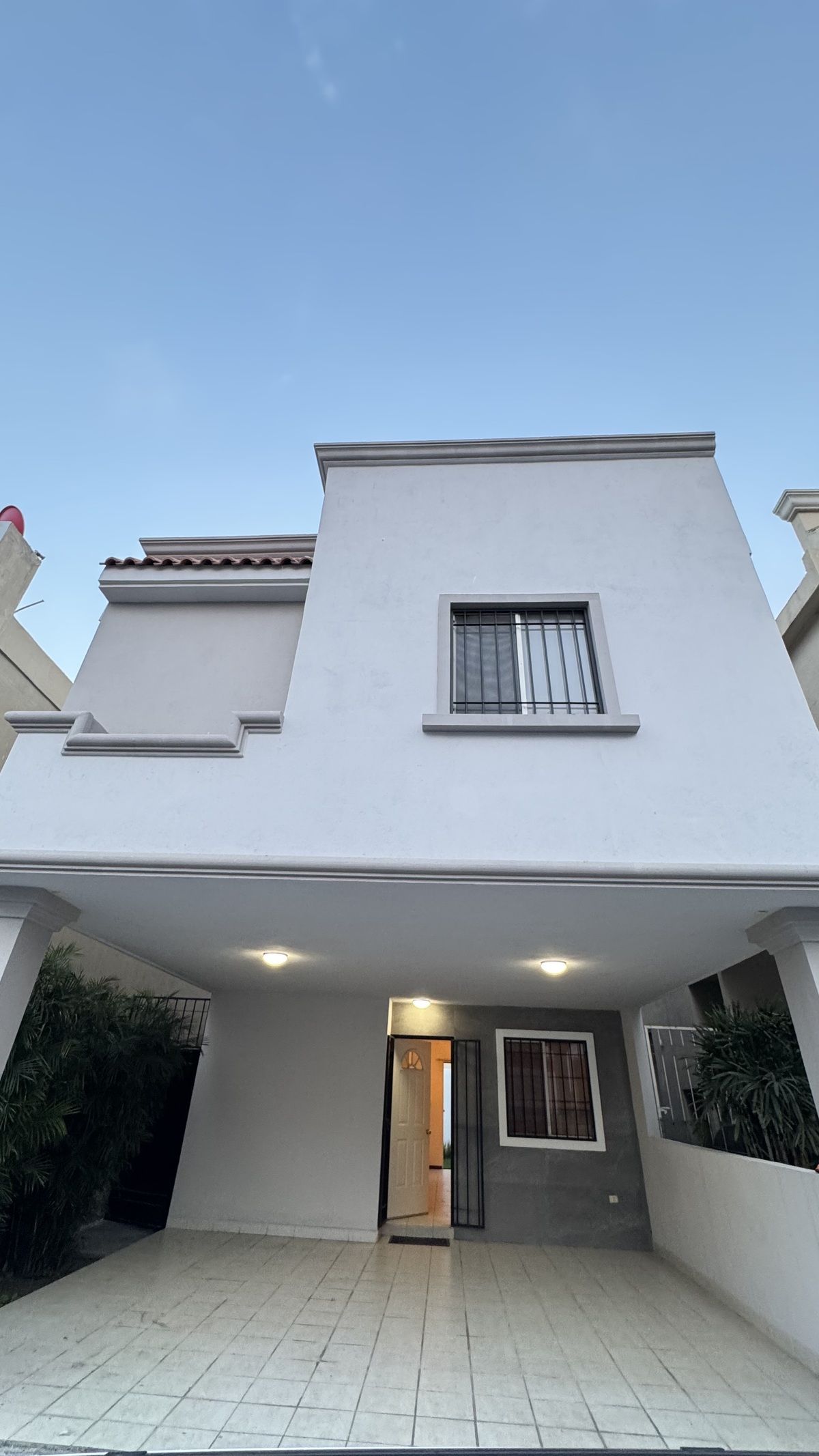 2 of 18: Fachada
