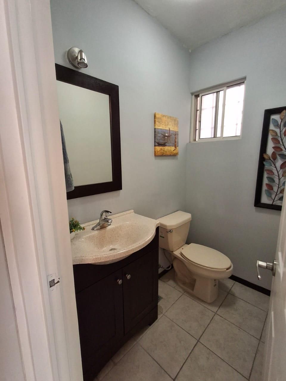 4 of 18: Baño visitas