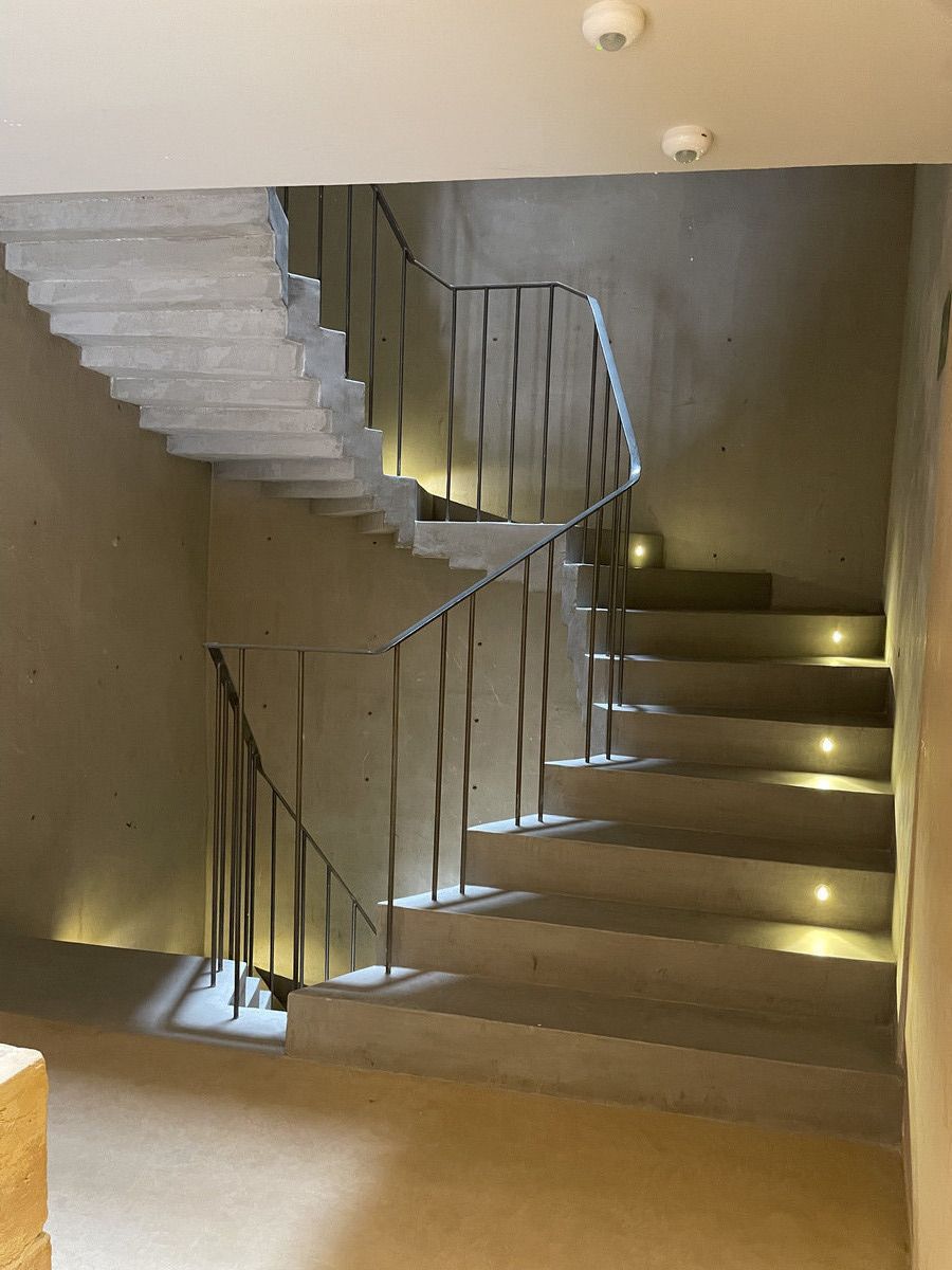 24 de 28: Escaleras edificio