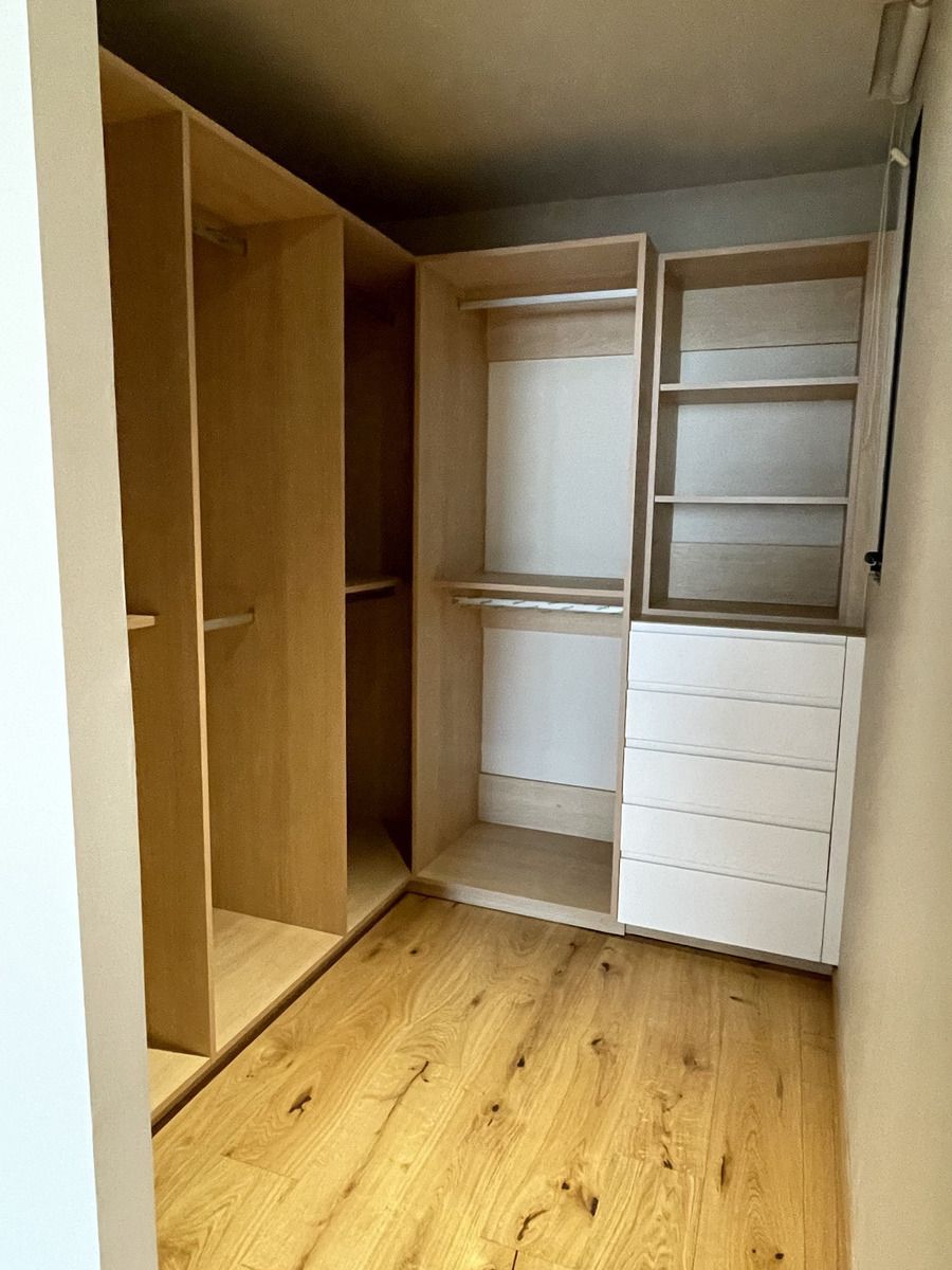 19 de 28: Walk-in closet
