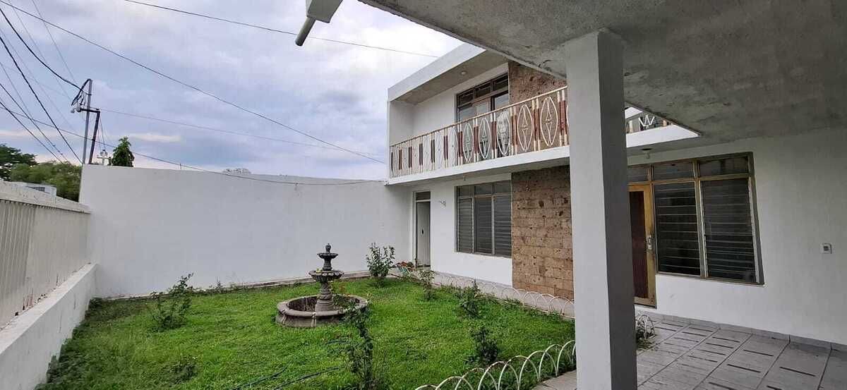 2 of 20: Jardín al frente de la casa