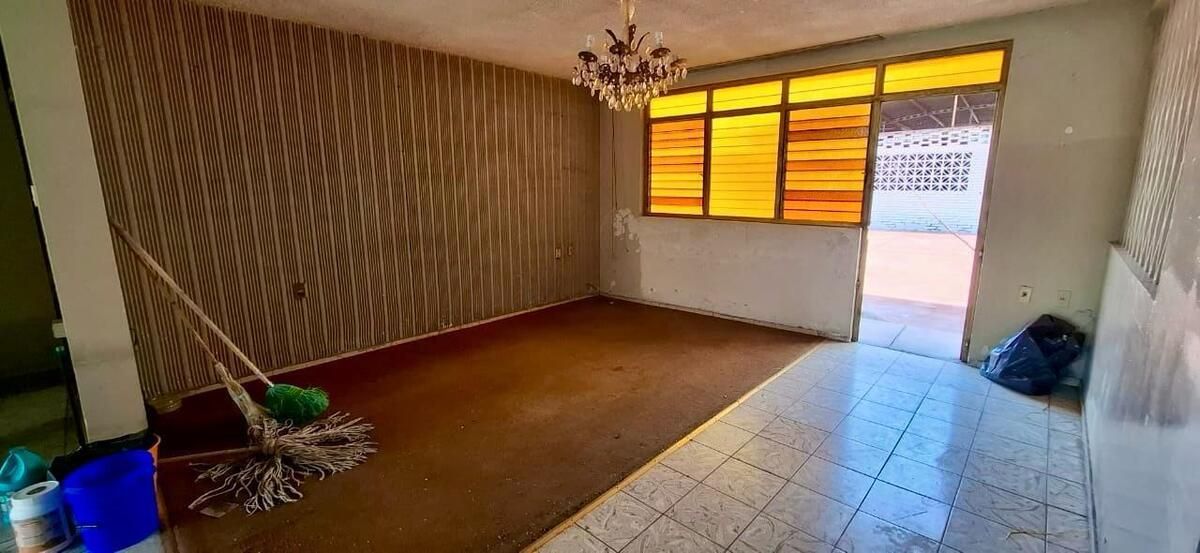 4 of 20: Sala