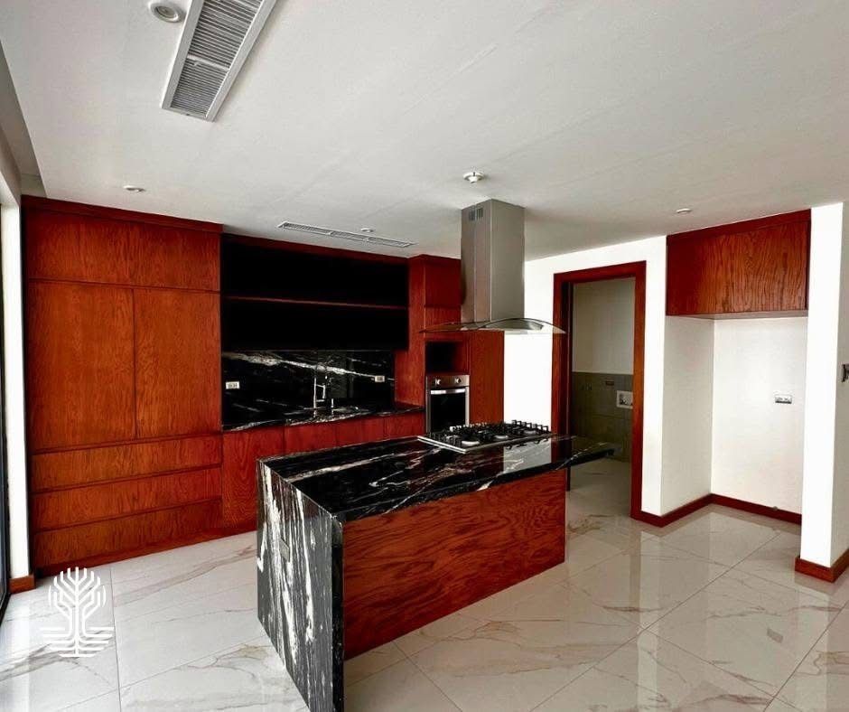 4 of 20: Cocina de cedro y granito