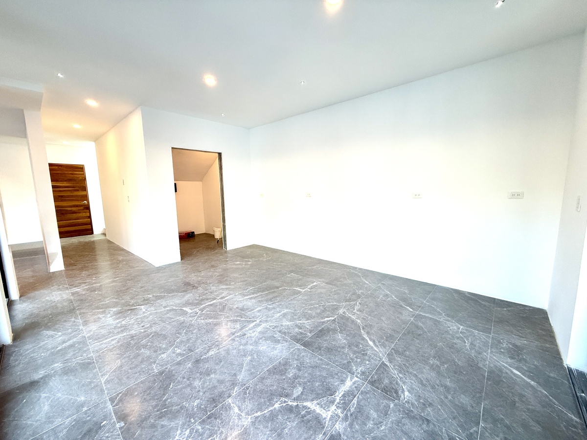 10 of 33: COCINA Y LACENA